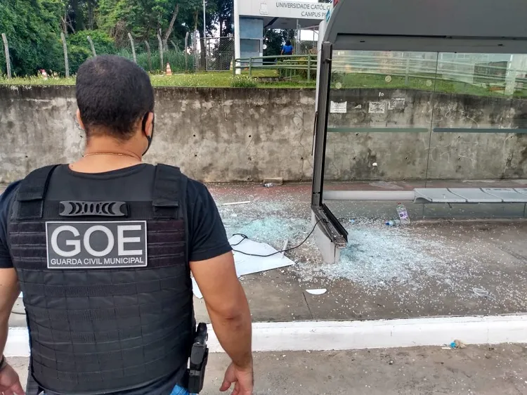 Suspeito teria destruído o ponto de ônibus para fazer a retirada do alumínio | Foto: Divulgação