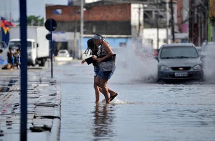 Segundo o Cemadec, a previsão deste domingo é de abertura de pontos de sol com poucas chuvas na capital baiana. Foto: Felipe Iruatã | Ag. A TARDE