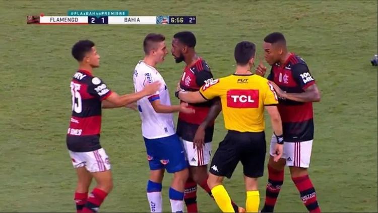 Meia do Bahia foi acusado de racismo por volante do Flamengo