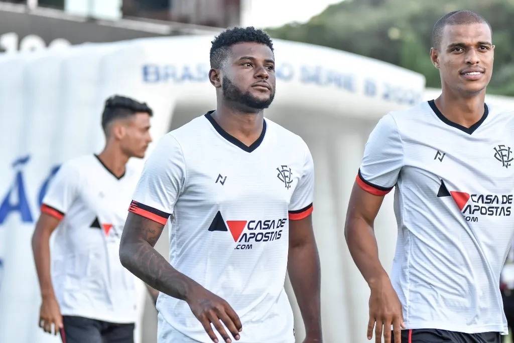Rafael Carioca (centro) vai para o 21º jogo na Série B do Brasileiro | Foto: Pietro Carpi | EC Vitória