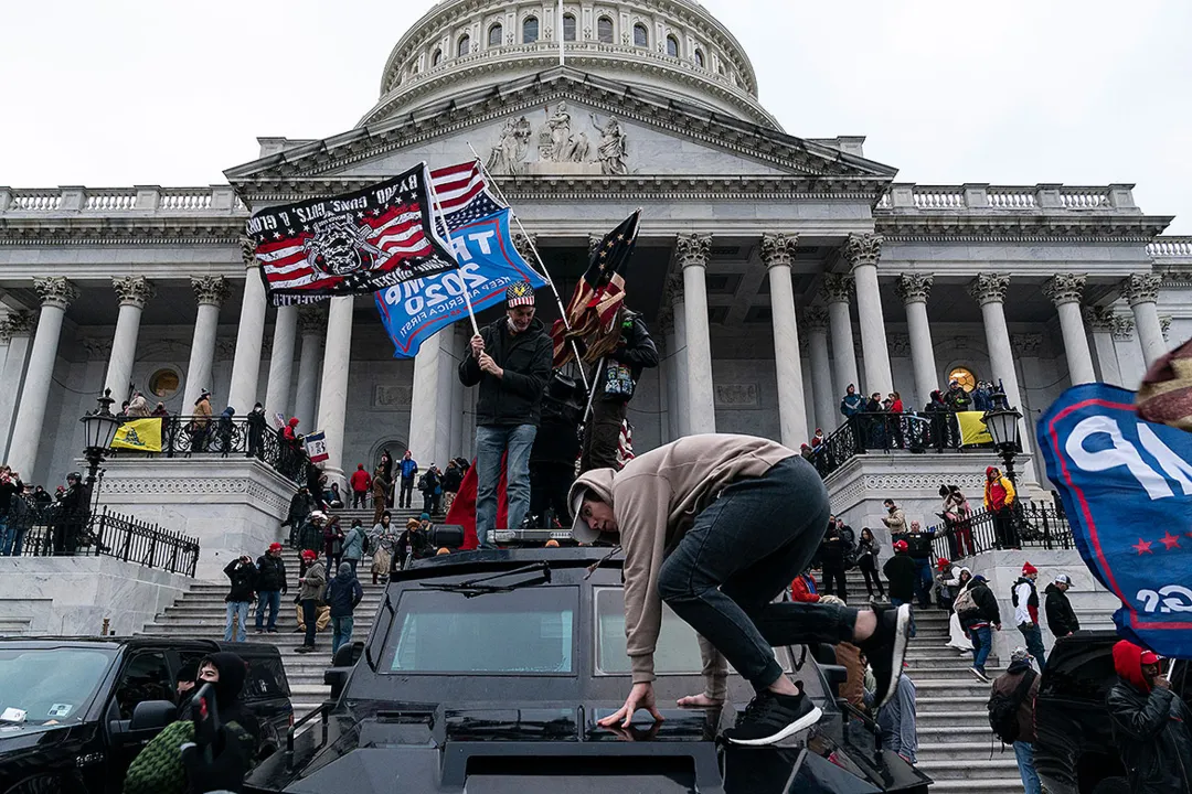 Insuflados por Trump, manifestantes entram no Congresso e paralisam certificação de Biden | Foto: Alex Edelman | AFP