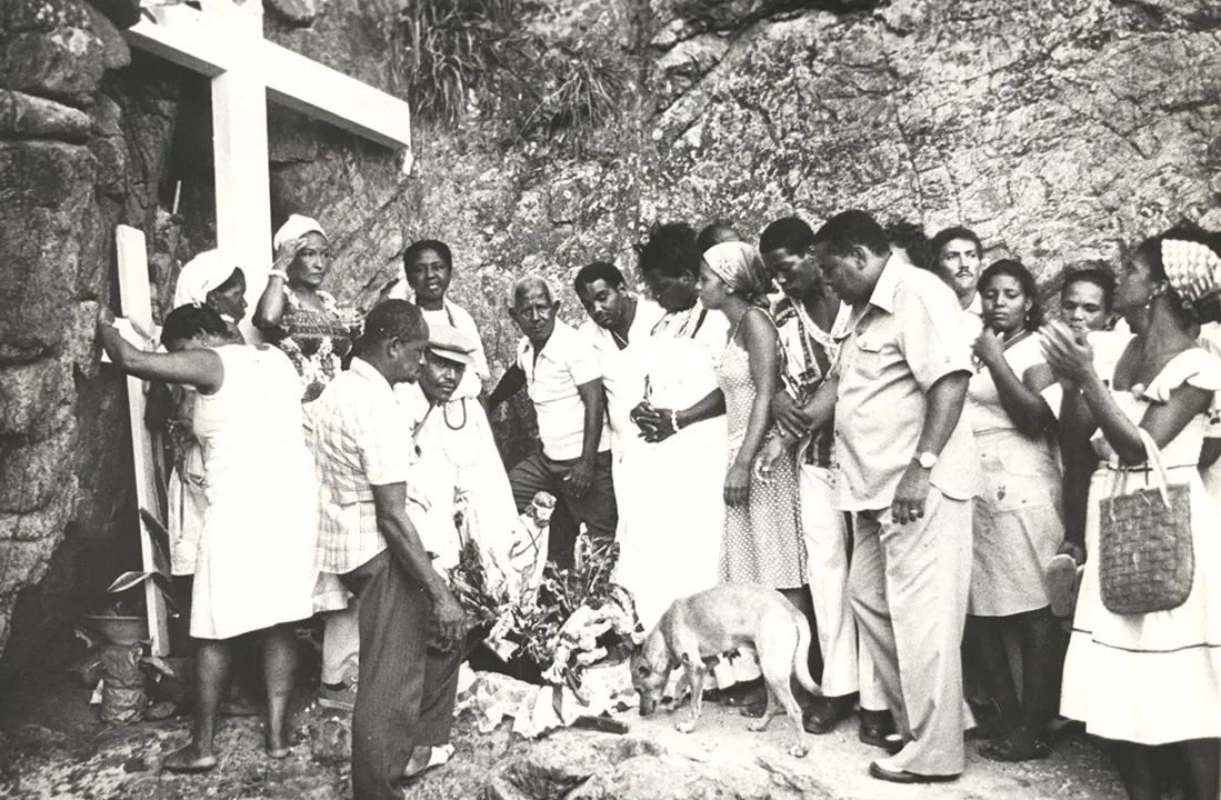 Um cruzeiro foi entronizado na gruta com autorização do arcebispo | Fotos: Cedoc A TARDE | 30.1.1978