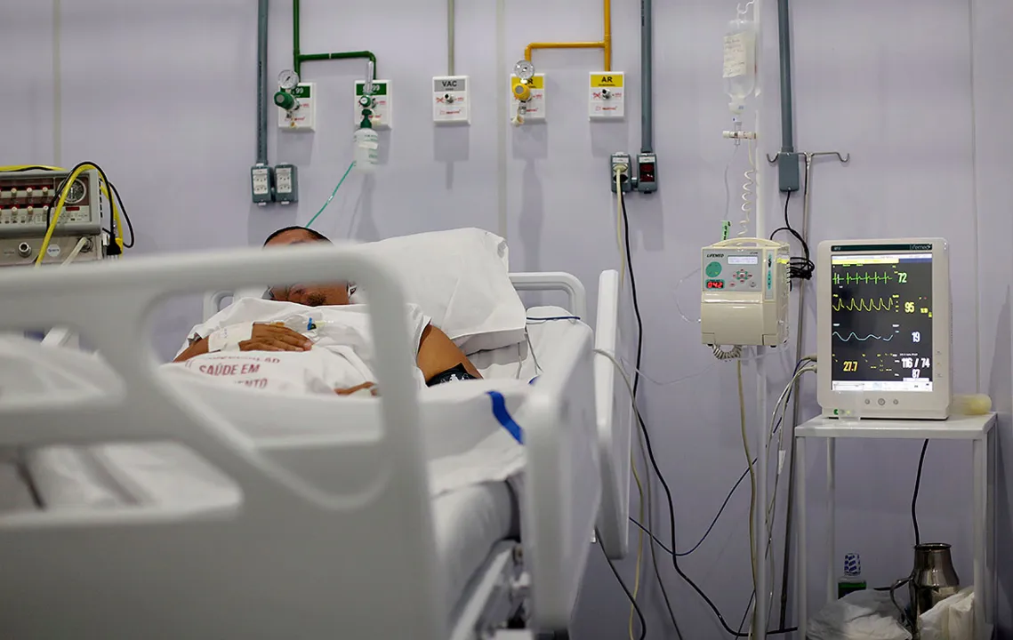 Apesar de ainda haver vagas de UTI, pacientes com quadro grave demoram longos períodos internados | Foto: Adilton Venegeroles | Ag. A TARDE