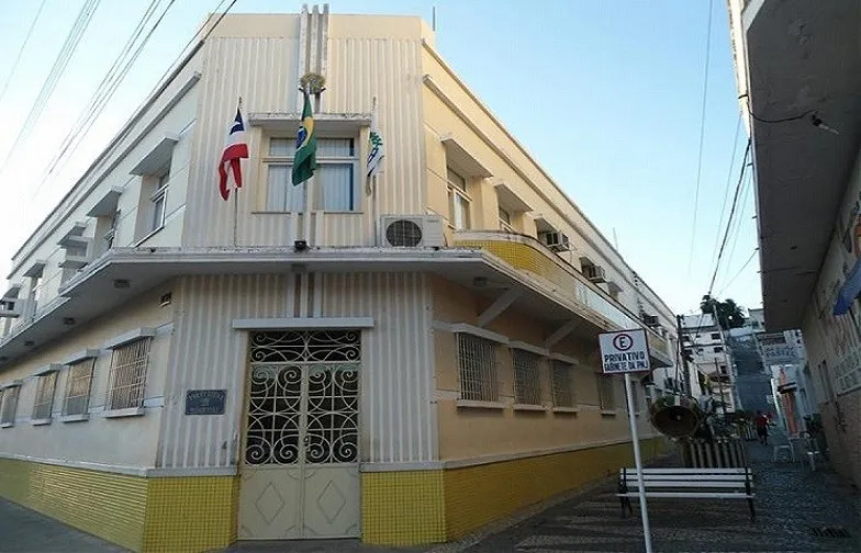 O salário atual do prefeito de Jacobina é de R$ 16 mil e, com o decreto, o novo gestor passará a receber o equivalente a R$1.100,00.