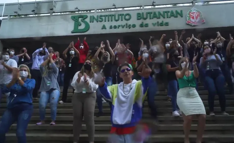 Clipe foi gravado na sede do Instituto Butantan | Foto: Reprodução | YouTube