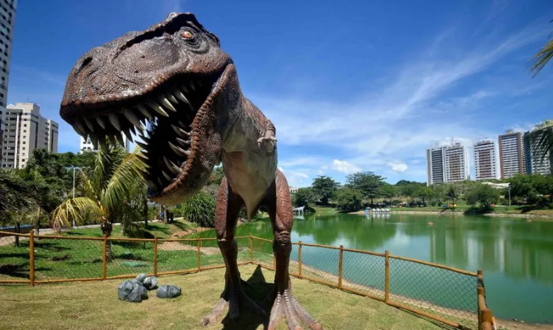 Réplicas de dinossauros em tamanho real foram instaladas no entorno da lagoa, que fica em área de Mata Atlântica | Foto: Jefferson Peixoto | Secom PMS
