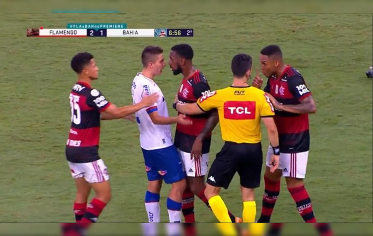 Meia do Bahia foi acusado de racismo por volante do Flamengo