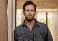 Ator Armie Hammer é acusado de canibalismo e estupro após suposta conversa