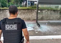 Vandalismo: homem é flagrado pela Guarda Civil destruindo ponto de ônibus