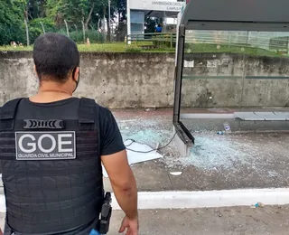 Vandalismo: homem é flagrado pela Guarda Civil destruindo ponto de ônibus