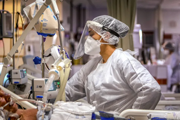 Circulam notícias que hospitais públicos e privados já se encontram com UTI para Covid-19 em capacidade máxima | Foto: Silvio Avila | AFP
