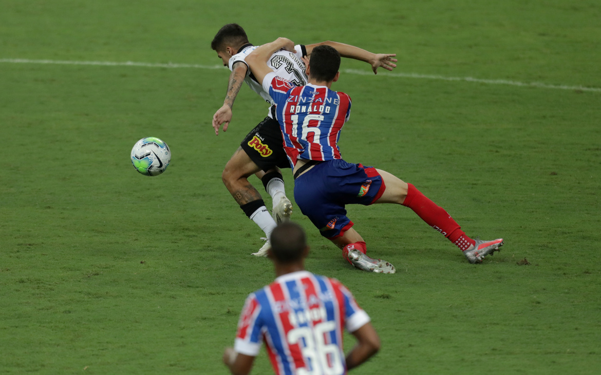 Bahia supera Corinthians na Fonte Nova e respira fora da zona da degola