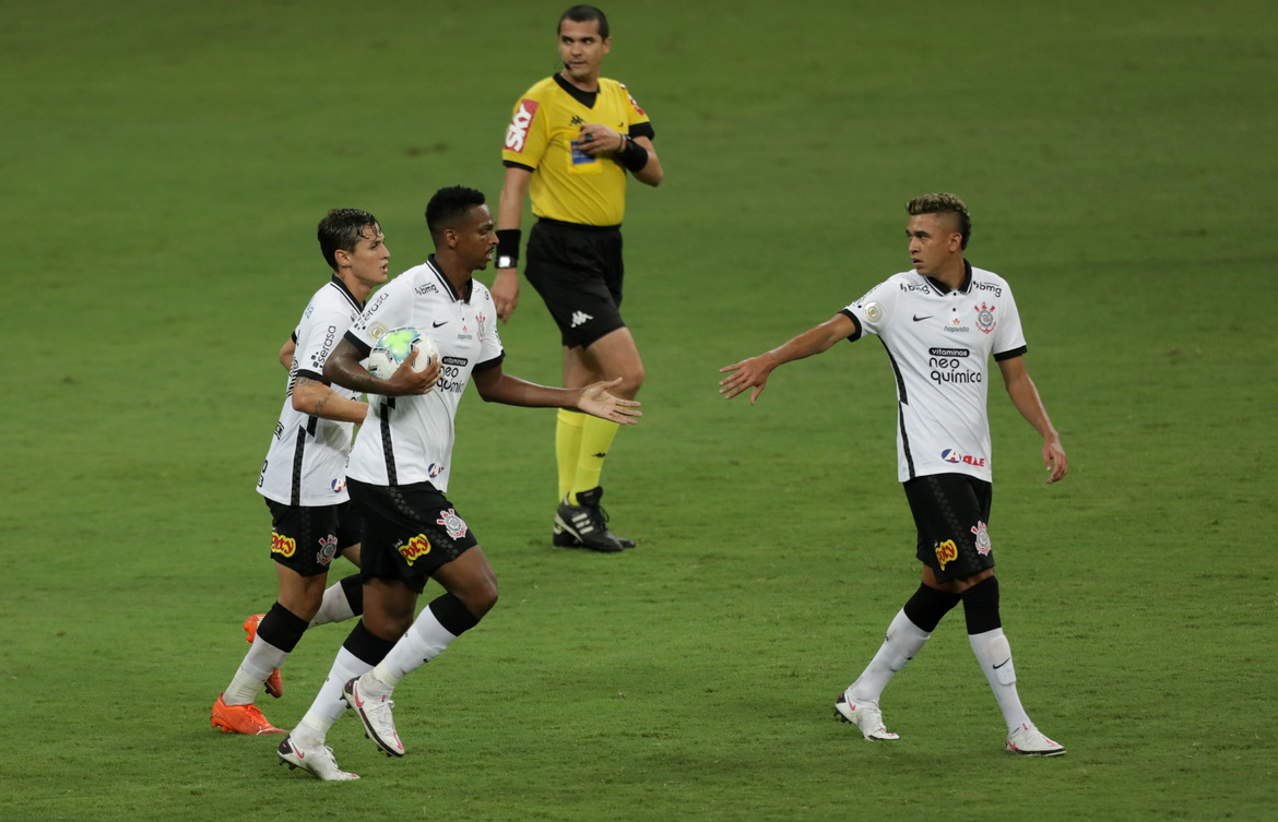 Bahia supera Corinthians na Fonte Nova e respira fora da zona da degola