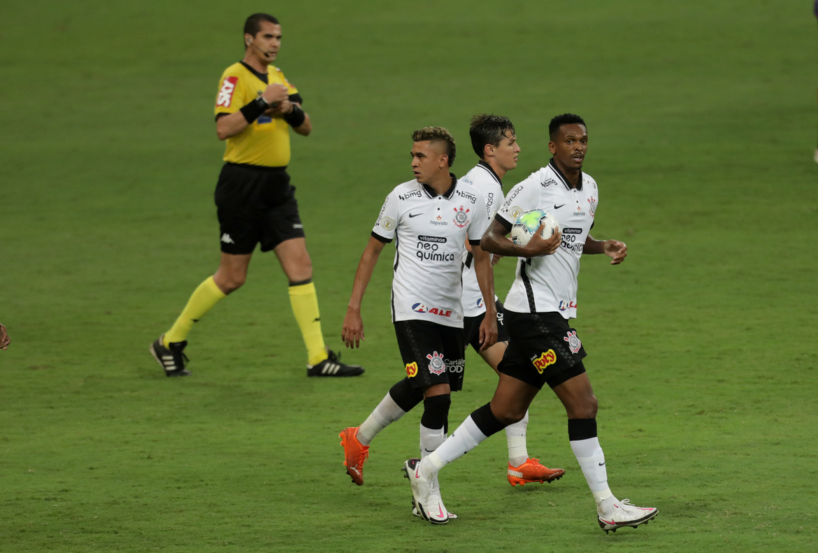 Bahia supera Corinthians na Fonte Nova e respira fora da zona da degola
