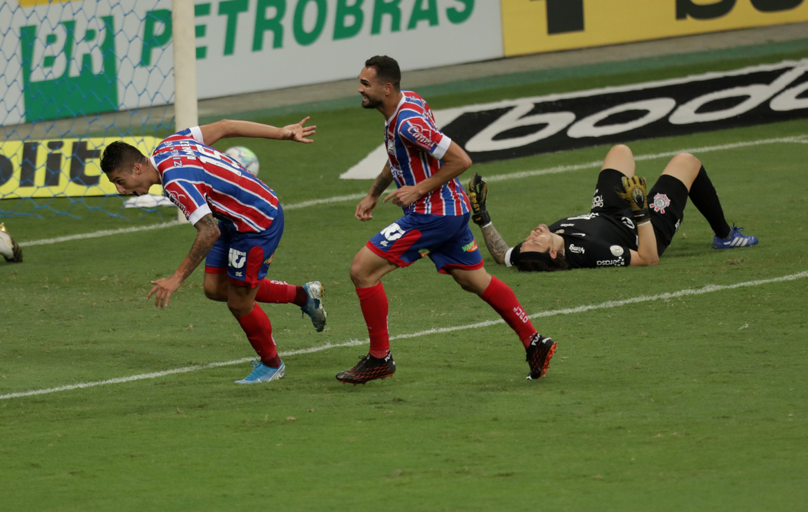 Bahia supera Corinthians na Fonte Nova e respira fora da zona da degola