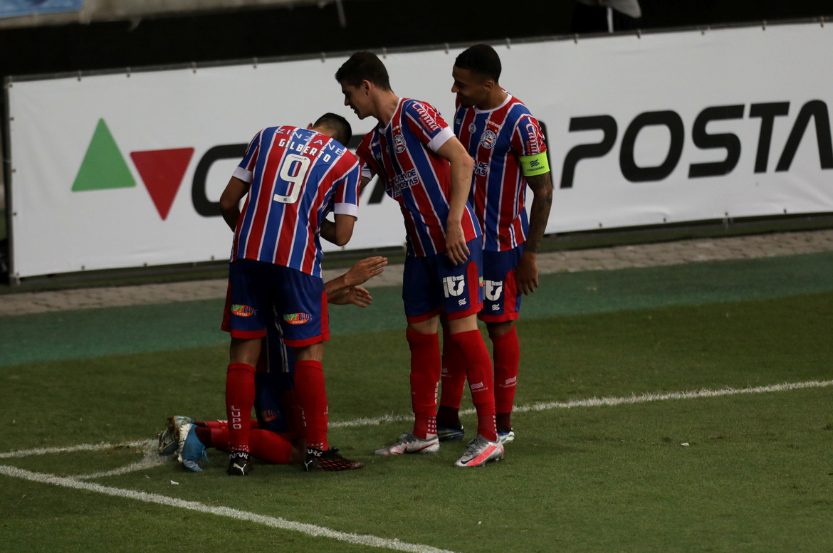 Bahia supera Corinthians na Fonte Nova e respira fora da zona da degola