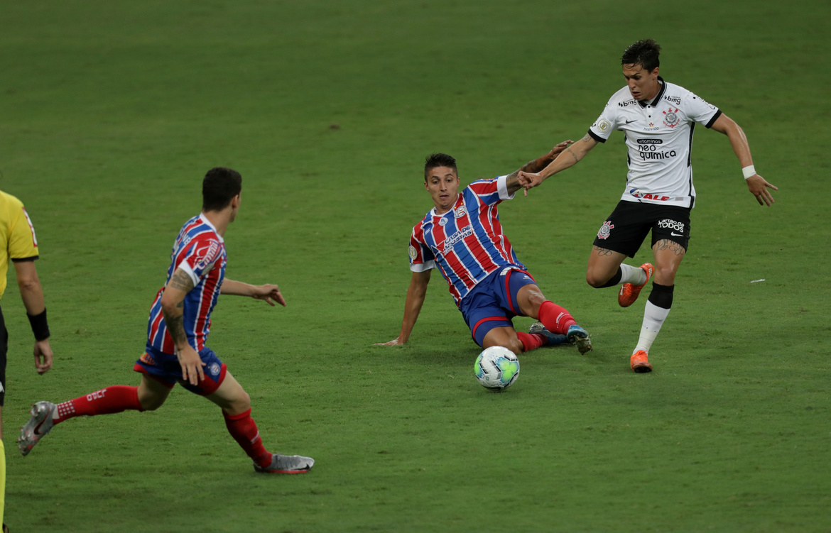 Bahia supera Corinthians na Fonte Nova e respira fora da zona da degola