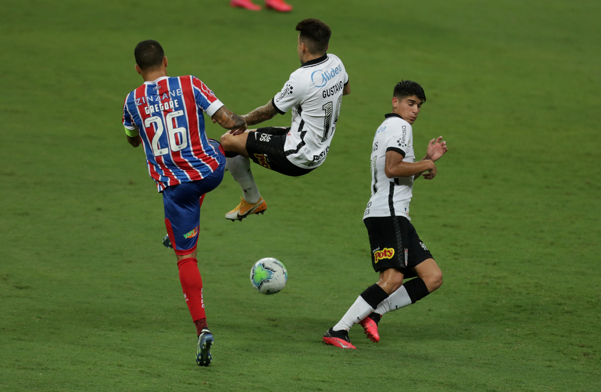 Bahia supera Corinthians na Fonte Nova e respira fora da zona da degola