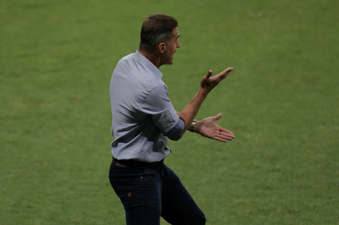 Bahia supera Corinthians na Fonte Nova e respira fora da zona da degola