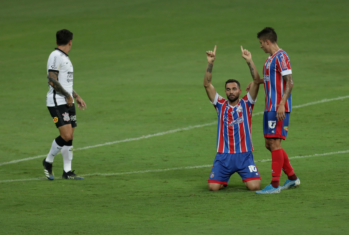 Bahia supera Corinthians na Fonte Nova e respira fora da zona da degola