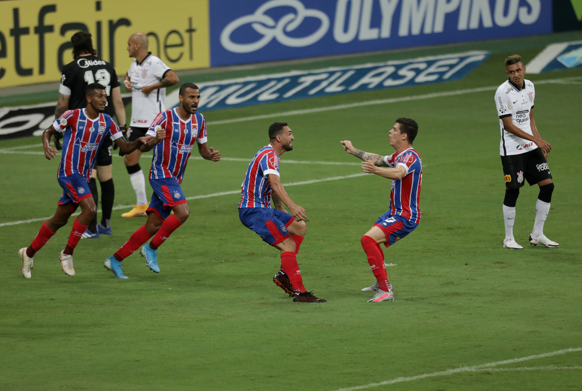 Bahia supera Corinthians na Fonte Nova e respira fora da zona da degola