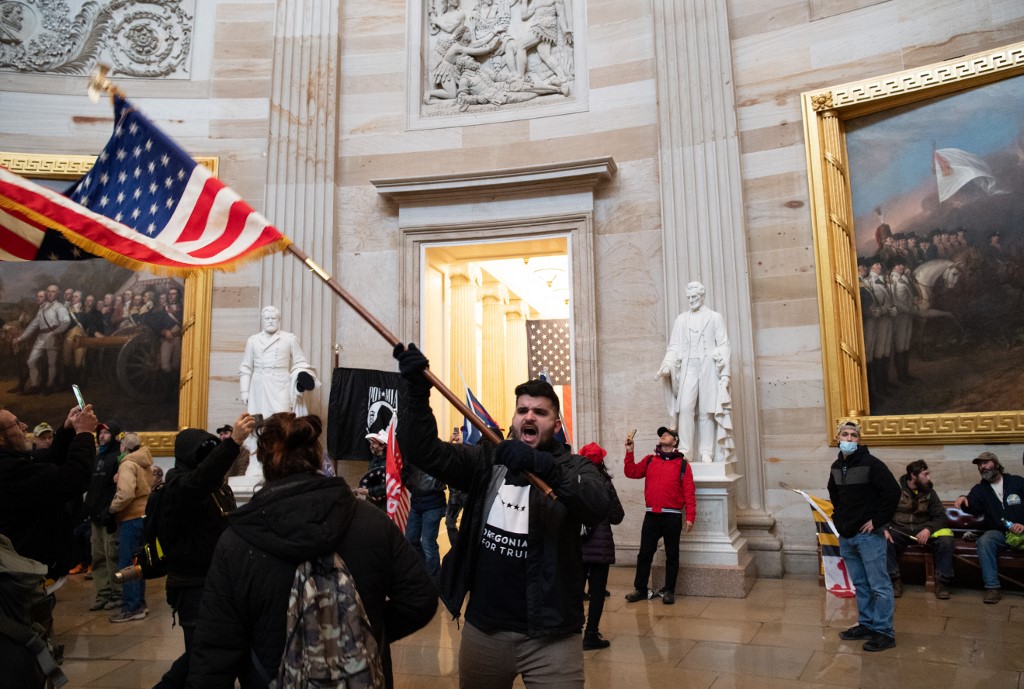 Após invasão ao Capitólio, Congresso dos EUA certifica vitória de Joe Biden com 306 votos