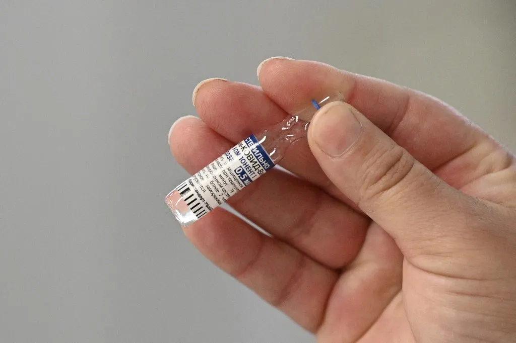 Apenas 200 mil brasileiros são vacinados contra o Covid-19 por dia | Foto: Juan Mabromata | AFP
