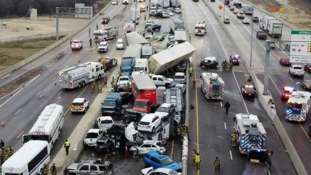 Ao todo, cerca de 130 veículos no total terminaram envolvidos no engavetamento | Foto: Reprodução | Twitter