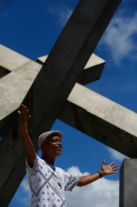 Adailton Poesia, no monumento da Cruz Caída, de Mario Cravo Jr