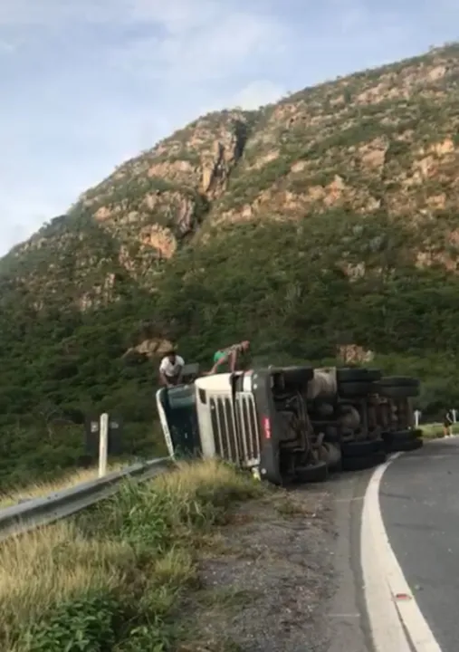 Acidente pode ter sido causado pelo balanço da carga | Foto: Reprodução | CBMB