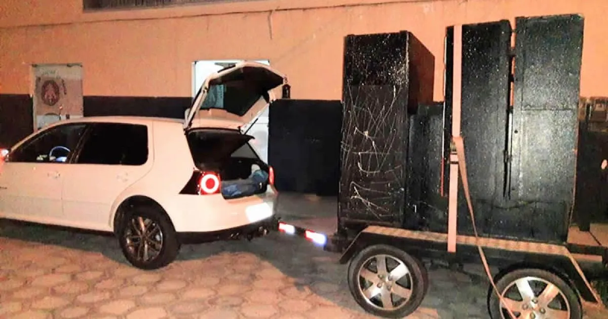 No interior do veículo, de modelo VW/GOLF de placa OKU-8981, foi encontrado uma arma de fogo tipo revolver de calibre 3.