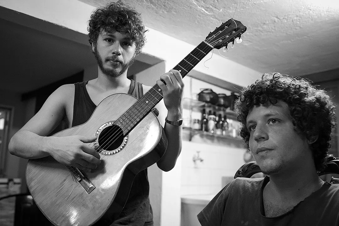 João Mantuano (à esquerda, com o violão) e Chico Chico: dupla afinada desde que eram crianças | Foto: Gabriel Bittencourt | Divulgação