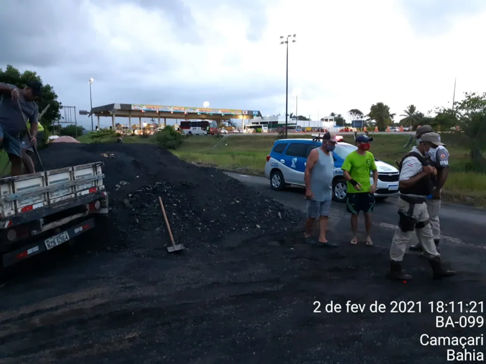Materias deixados na via têm prejudicado passagem de veículos e trazido transtornos ao Parque