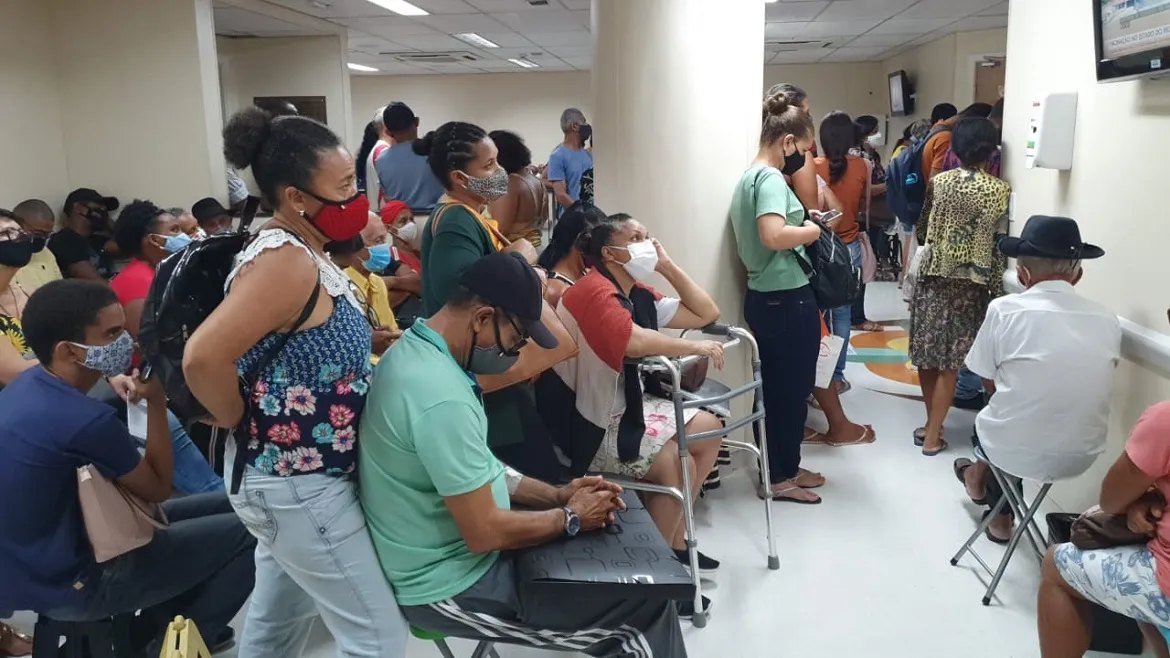 As informações apontam que a lotação seria, tanto na parte de dentro, quanto na parte de fora da unidade de saúde | Foto: Reprodução | Leitor A TARDE