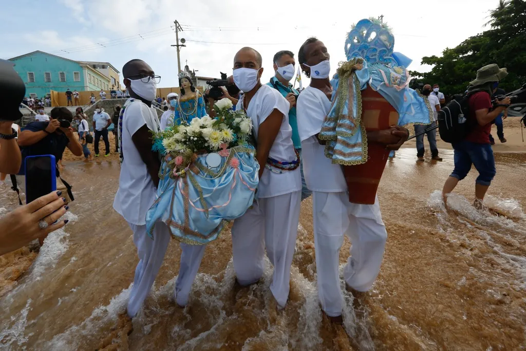 Presente este ano foi entregue ao mar por volta das 7h40 e sem aglomerações | Foto: Rafael Martins | Ag. A TARDE