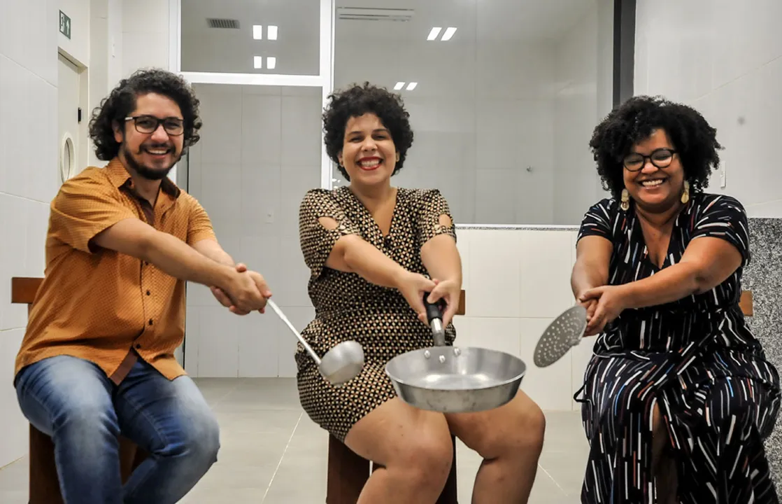 O produtor Ugo Mello, Isabella Moreira, da Cozinha Quioiô, e Cecília Silva, do Brisa Pães Artesanais, levam projeto para o Café-Teatro Nilda Spencer | Foto: Felipe Iruatã | Ag. A TARDE