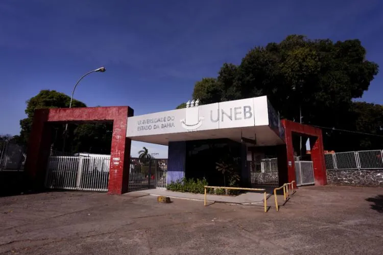 Universidade nega pagamentos em atraso
