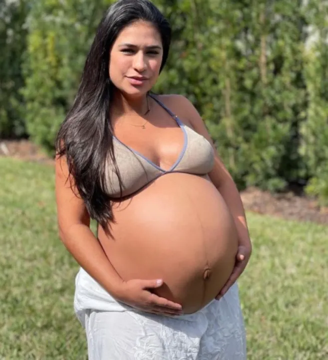 Simone compartilhou uma foto da sua barriga antes de dar à luz a sua caçula