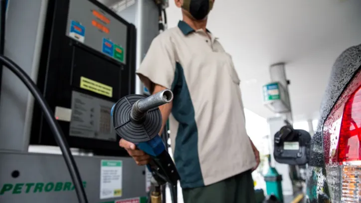 Em alguns países as empresas petrolíferas são obrigadas a ter estoques e forçadas a vender reservas em caso de alta nos preços | Agência Brasil
