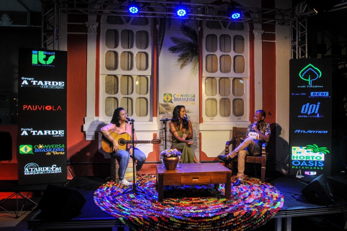 Ju Moraes leva samba, descontração e música inédita ao Conversa Brasileira de Verão