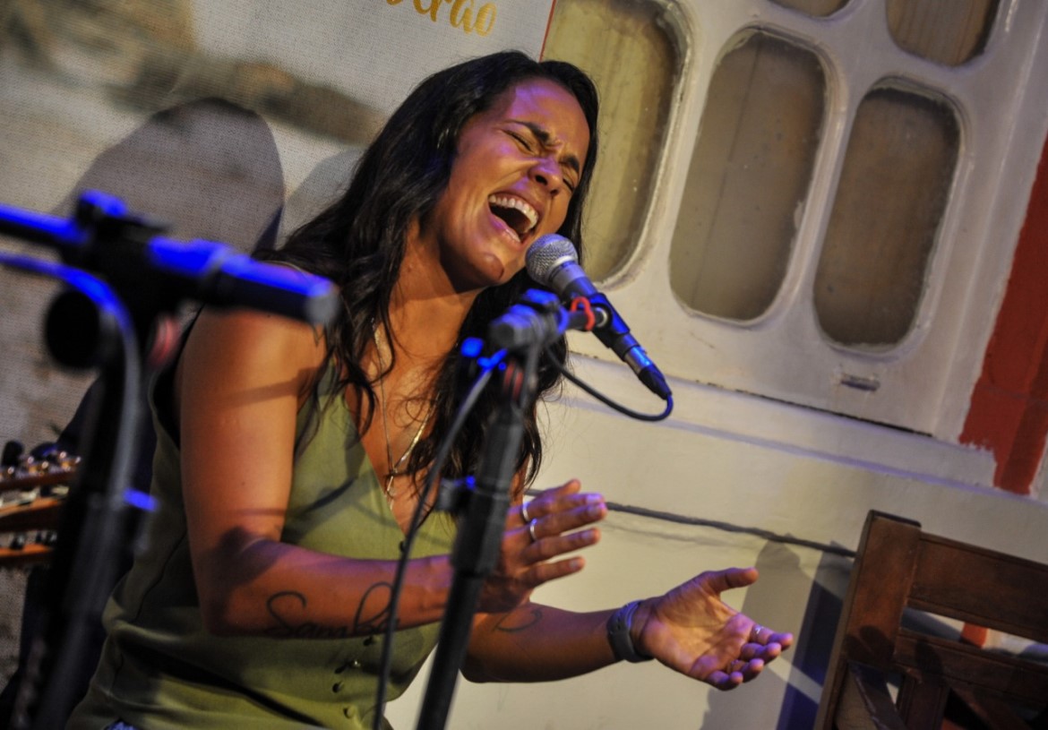 Ju Moraes leva samba, descontração e música inédita ao Conversa Brasileira de Verão