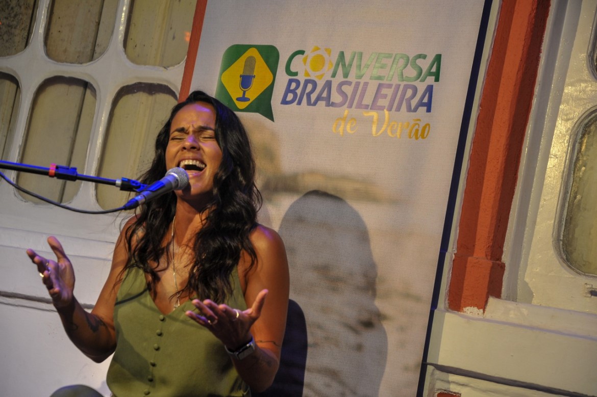 Ju Moraes leva samba, descontração e música inédita ao Conversa Brasileira de Verão