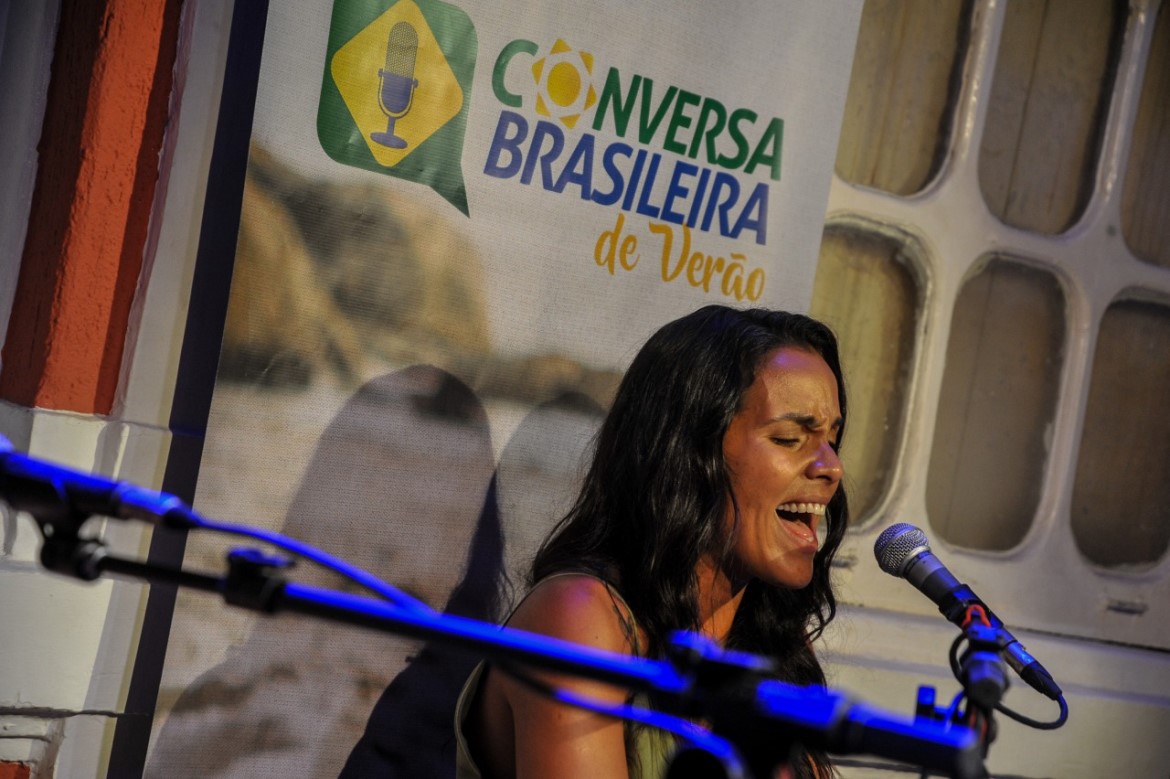 Ju Moraes leva samba, descontração e música inédita ao Conversa Brasileira de Verão