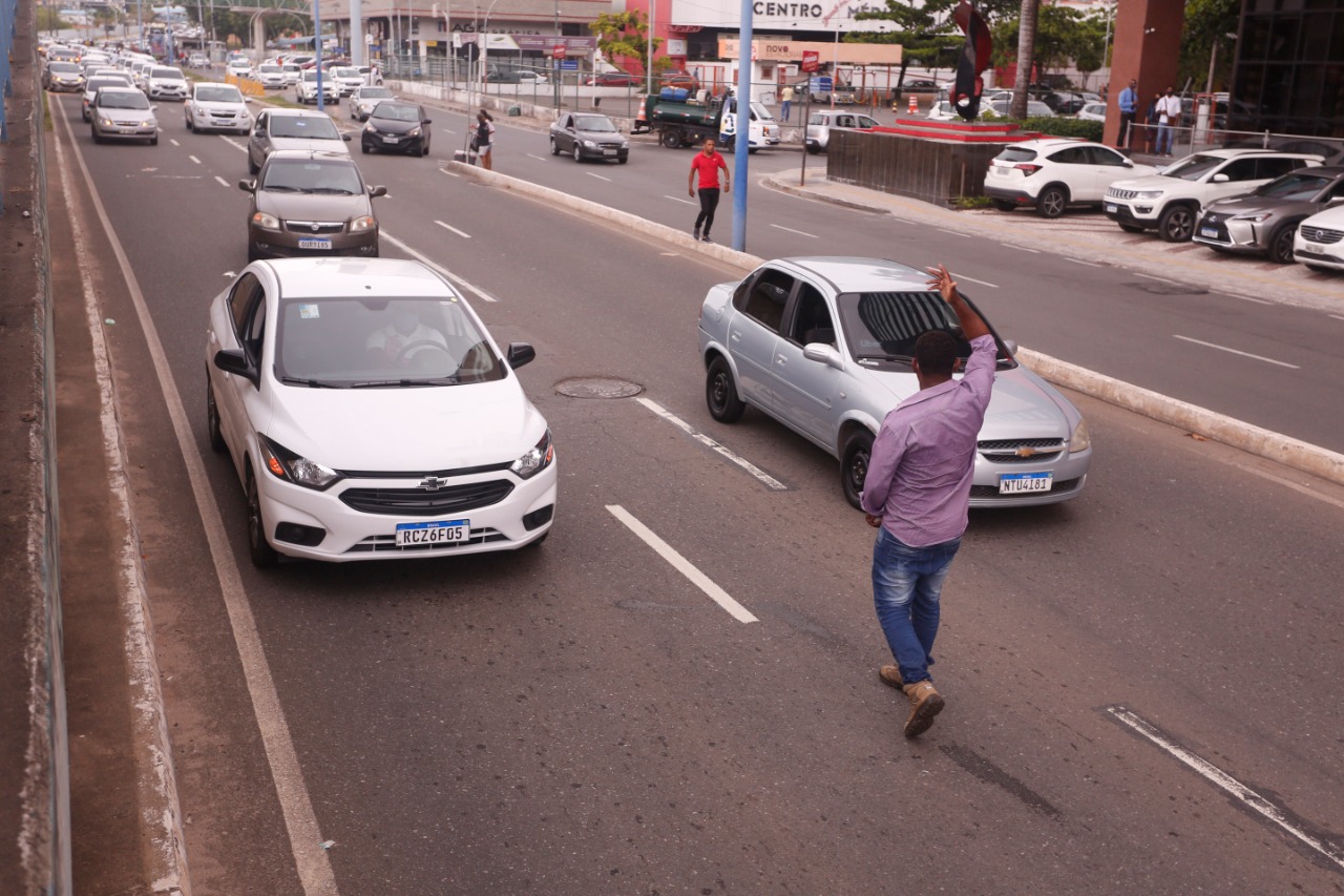 Motoristas de aplicativo em Salvador protestam contra tarifas promocionais