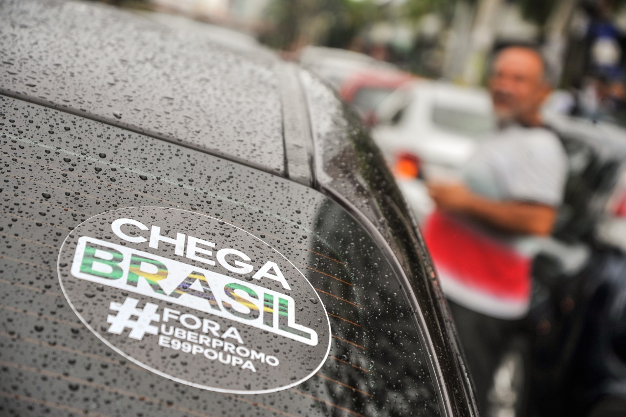 Motoristas de aplicativo em Salvador protestam contra tarifas promocionais