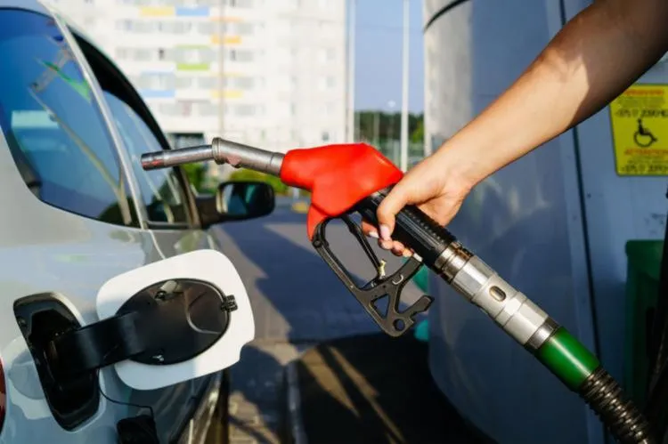 O valor médio da gasolina vai ser de R$ 2,69 por litro, o que representa uma queda de R$ 0,14 (-5,28%)