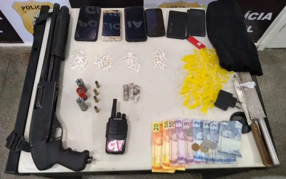 Armas, munições e dinheiro foram apreendidos com o grupo I Foto: SSP I Divulgação.