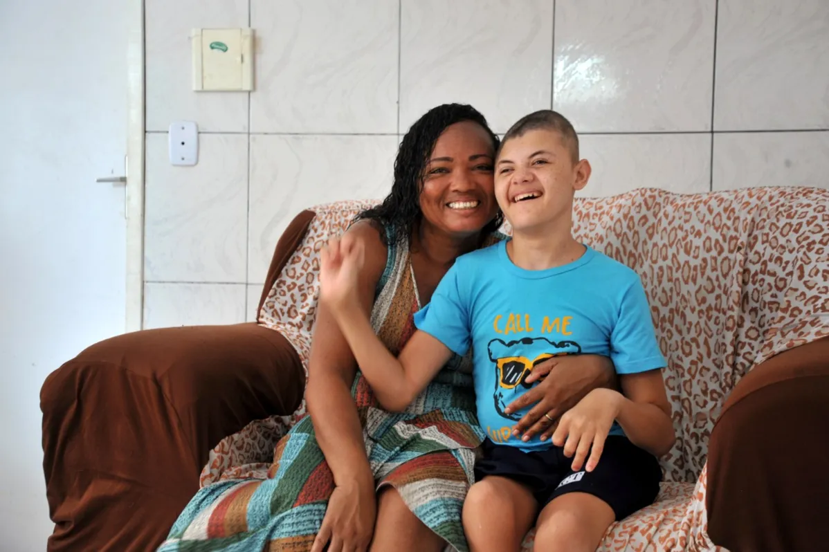 Ivanildes Nascimento e seu filho Erick, que tem hidrocefalia e paralisia cerebral e usa canabidiol há alguns meses.