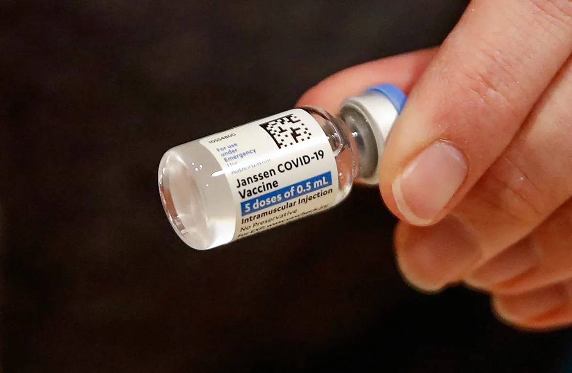 Jonhson & Jonhson vai enviar ao Brasil 3 milhões de doses de sua vacina contra a Covid-19 | Foto: Kamil Krzaczynski | AFP