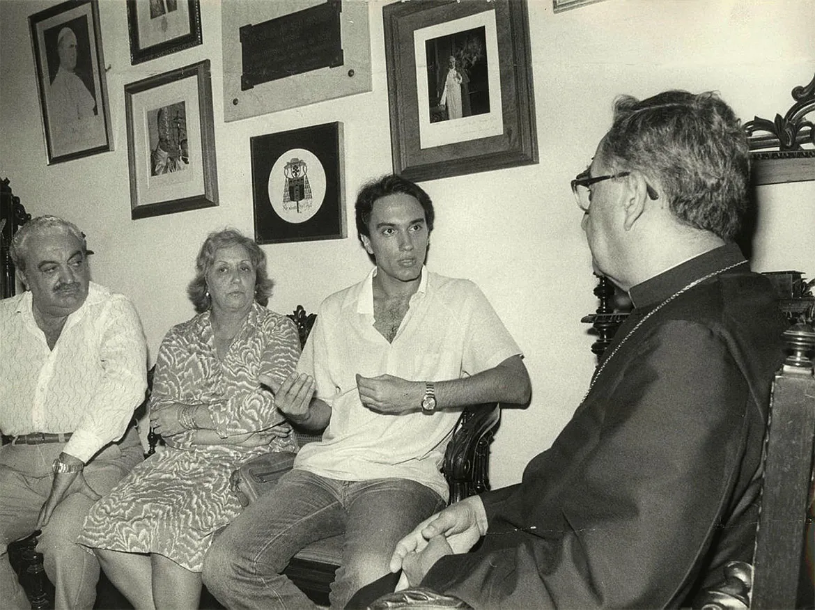 Javier e seus pais são recebidos pelo então arcebispo de Salvador, cardeal D. Avelar Brandão Vilela | Foto: Cedoc A TARDE